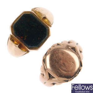 Two gentlemen's early 20th century 9ct gold signet rings. 