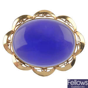 A 9ct gold dyed chalcedony brooch.