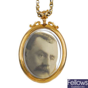 An early 20th century 9ct gold photographic locket. 