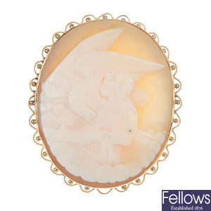 An early 20th century gold shell cameo brooch. 