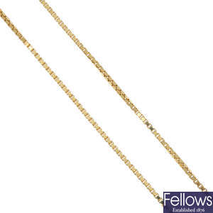 GUCCI - an 18ct gold lariat necklace.