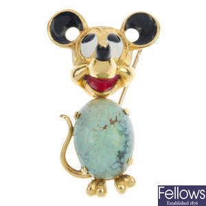 A mid to late 20th century turquoise and enamel novelty mouse brooch.