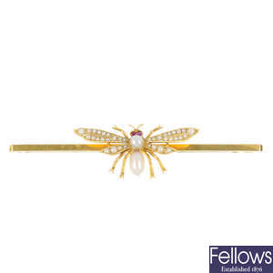 An early 20th century 15ct gold gem-set bee brooch.
