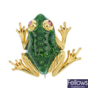 An enamel frog brooch.