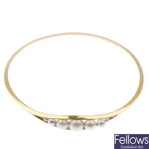 A mid 20th century cultured pearl bangle.