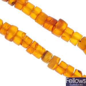 An amber bead necklace. AF.