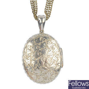  A late Victorian silver locket.