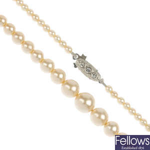 A selection of imitation pearl jewellery.