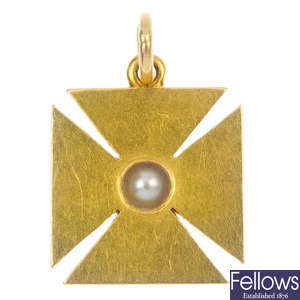 An early 20th century 18ct gold split pearl Maltese cross pendant.