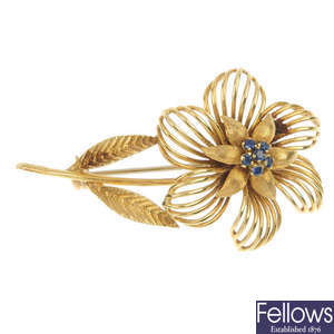 A 1960s 18ct gold sapphire floral brooch.