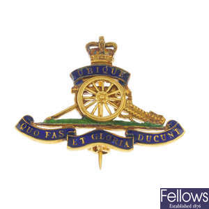 A 9ct gold Royal Artillery enamel brooch.