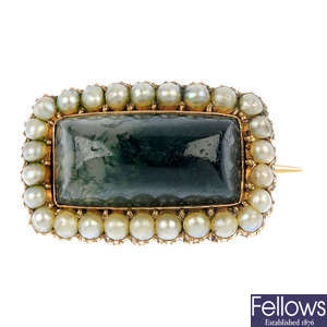 A late 19th century gold agate and split pearl mourning brooch.