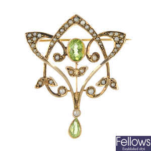 An early 20th century 9ct gold peridot and split pearl brooch.