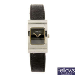 GUCCI - a lady's 2300L wrist watch.