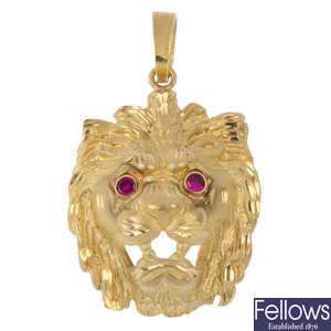 A novelty lion's head pendant.