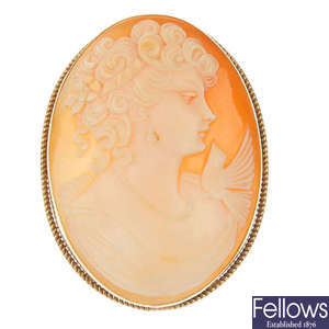 A mid 20th century 9ct gold cameo brooch.