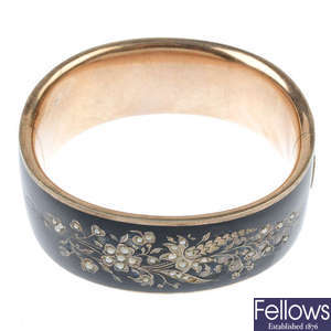 An early 20th century silver gilt hinged bangle.