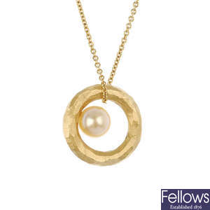 An 18ct gold cultured pearl pendant.