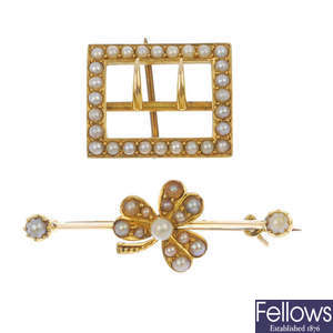 Two early 20th century 15ct gold split and seed pearl brooches.