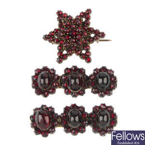 A selection of garnet jewellery, to include gold items.