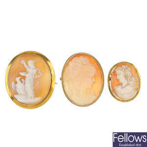 A selection of 9ct gold shell cameo jewellery.
