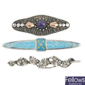Three brooches, to include an early 20th century enamel brooch. 