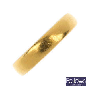 A late Victorian 22ct gold band ring.