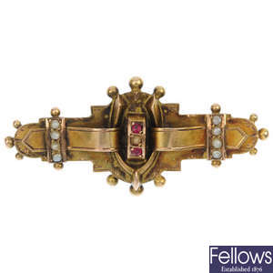 An Edwardian 9ct gold ruby and split pearl brooch