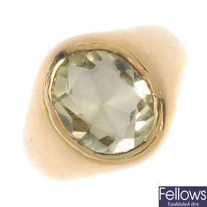 A gentleman's late Victorian 15ct gold citrine signet ring.