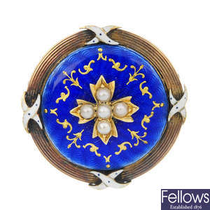An early 20th century 15ct gold split pearl and enamel brooch.