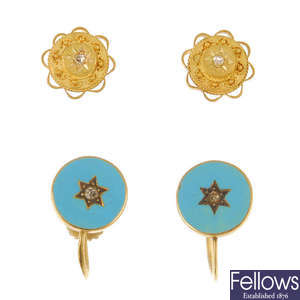 Two pairs of early 20th century 15ct gold earrings.