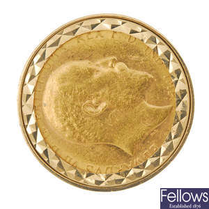 A 9ct gold sovereign ring.