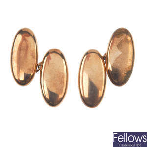 An early 20th century 9ct gold signet ring and a pair of cufflinks. 