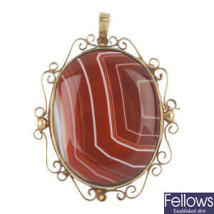 A 9ct gold agate pendant