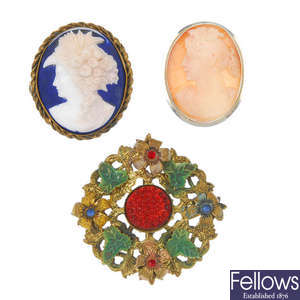 A quantity of late 19th century to mid 20th century costume jewellery.