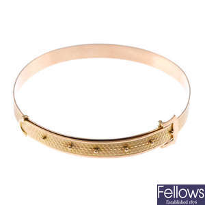 A 1920s 9ct gold buckle bangle. 
