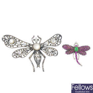 Two dragonfly brooches and gem-set and a glass bead sautoir.