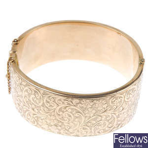 An early 20th century 9ct gold hinged bangle.  