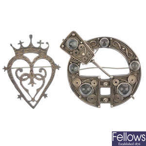 Five items of Scottish jewellery.