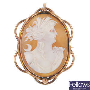 An early 20th century 9ct gold mounted shell cameo brooch.