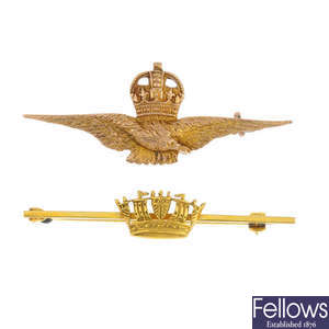 A selection of four 9ct gold and silver Regimental and commemorative items.