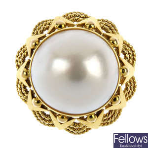 A mabe pearl ring.