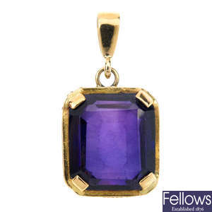 A 9ct gold hardstone brooch and a synthetic sapphire single-stone pendant.