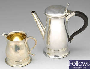 An Edwardian silver small hot milk pot & a cream jug.