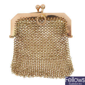 An early 20th century 9ct gold mesh purse.