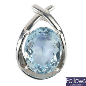 An aquamarine single-stone pendant.