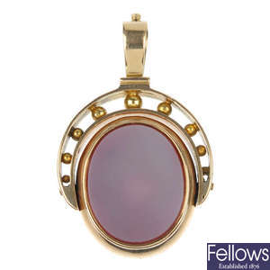 An early 20th century 10ct gold hardstone swivel fob.
