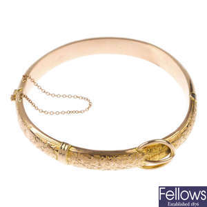 An Edwardian 9ct gold hinged buckle bangle.
