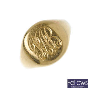 An 18ct gold signet ring.
