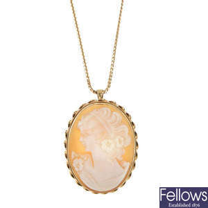 A 9ct gold shell cameo brooch/pendant.